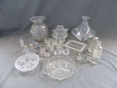 un grand nombre d'objets en verre posés sur une table