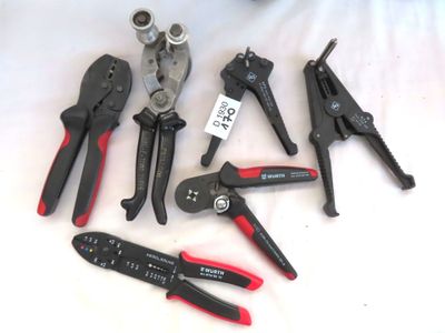 un grand nombre d'outils posés sur une table
