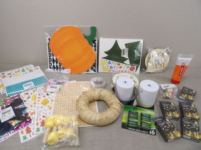 une table sur laquelle se trouvent de nombreux objets