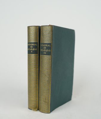 deux livres posés l'un sur l'autre sur une surface blanche