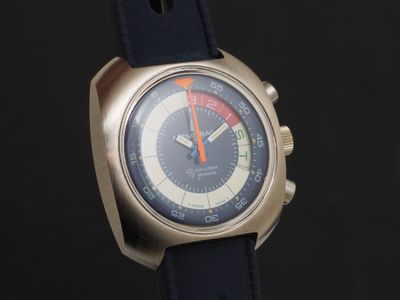 gros plan d'une montre sur une surface noire