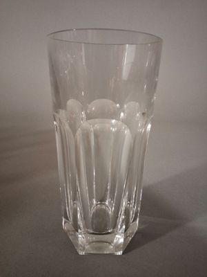 un verre posé sur une table