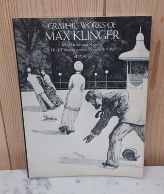 le livre est posé sur une table devant un mur en bois