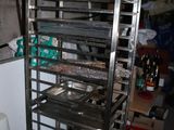 une photo d'une étagère remplie d'aliments dans une cuisine