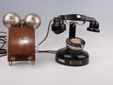 deux téléphones à l'ancienne reliés l'un à l'autre