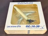 une maquette d'avion dans une boîte posée sur une table