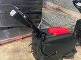 une petite machine qui se trouve dans un entrepôt
