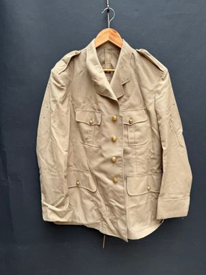 l'image d'une veste suspendue à un cintre sur un mur