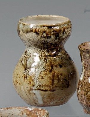 trois types de vases différents posés sur une table