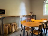 une table et des chaises dans une pièce avec fenêtre