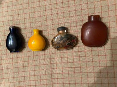 trois petits vases posés les uns à côté des autres sur une table