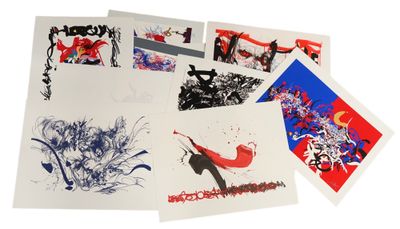 un tas de cartes aux motifs variés posées sur une surface blanche