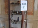 une vitrine en verre dans le coin d'une pièce