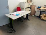 un bureau blanc avec une chaise rouge dans une pièce