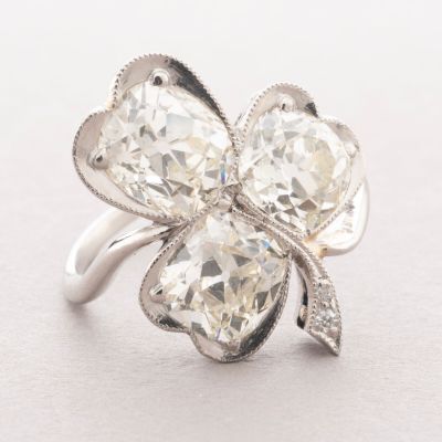 une image d'une bague en diamant ornée d'un trèfle à quatre feuilles