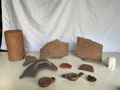 une table sur laquelle se trouvent de nombreux objets différents
