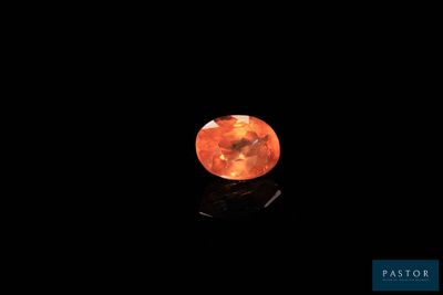 un losange orange sur fond noir