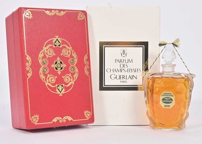 l'image d'un flacon de parfum posé à côté d'une boîte