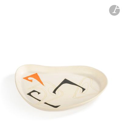 une image représentant une assiette blanche ornée d'un motif