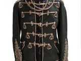 une photo d'une veste de style militaire sur un mannequin