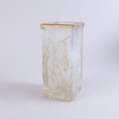 un vase en verre orné d'un motif marbré