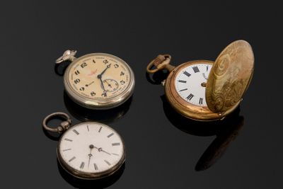 Trois montres dont une savonnette, une cylindre en argent, u…