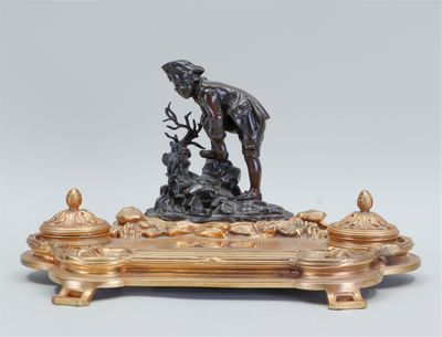 Encrier doré au feu vif avec une sculpture en bronze patiné …