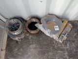il y a beaucoup de déchets par terre, près de la porte