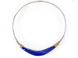 un gros plan d'un collier bleu sur fond blanc
