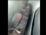 une photo du tableau de bord d'une voiture avec un compteur de vitesse et des jauges