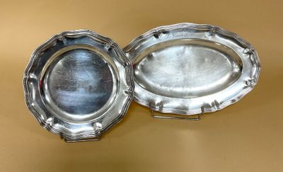 deux plateaux en argent posés l'un à côté de l'autre sur une table