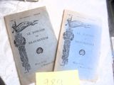 deux vieux livres posés sur une table, sur laquelle se trouve un bout de papier