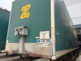 un camion qui est garé dans un parking