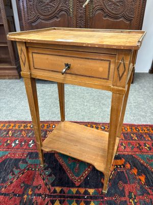 une vieille table en bois surmontée d'un tiroir