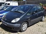 plusieurs voitures garées les unes à côté des autres dans un parking