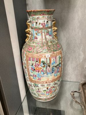 un vase exposé dans une vitrine