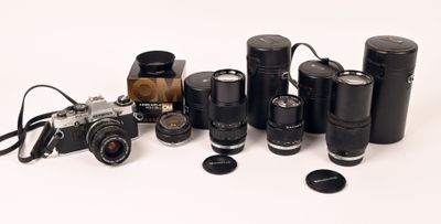 tout un tas d'appareils photo et d'objectifs différents posés sur la table