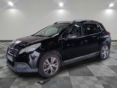 la photo d'une voiture noire garée dans un garage