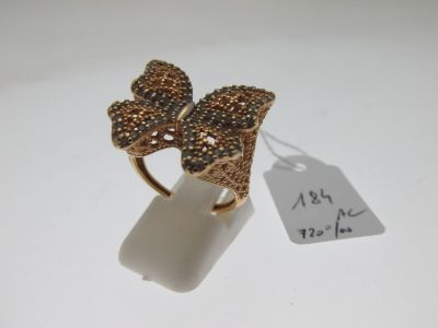 une image représentant une bague en or ornée d'un nœud