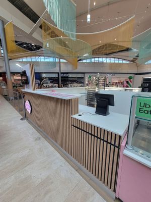 un comptoir sur lequel est posée une pancarte, à l'intérieur d'un bâtiment
