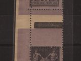 deux timbres sur un bout de papier, sur lesquels figure le chiffre 10
