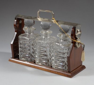 un porte-bouteilles en bois et en verre pouvant contenir quatre bouteilles