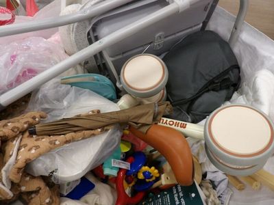 une valise pleine d'affaires posée par terre