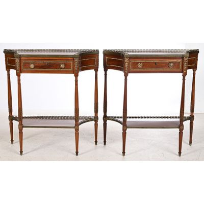 paire de tables d'appoint de style Louis II avec plateau en marbre