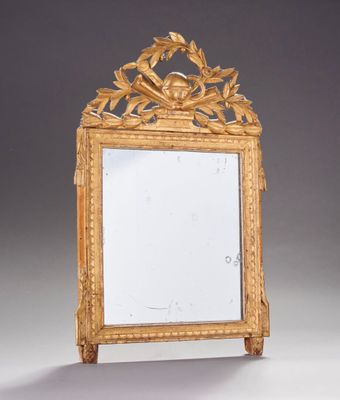 une image représentant un miroir à cadre doré posé sur un socle