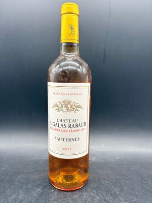 une bouteille de vin posée sur une table