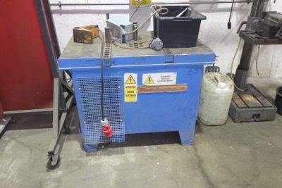 une machine bleue qui se trouve dans un garage