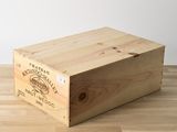une caisse en bois posée sur un parquet