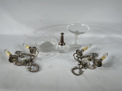 trois bougies placées l'une à côté de l'autre sur une table