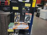 une présentation de matériel électronique dans un magasin en vue de sa vente